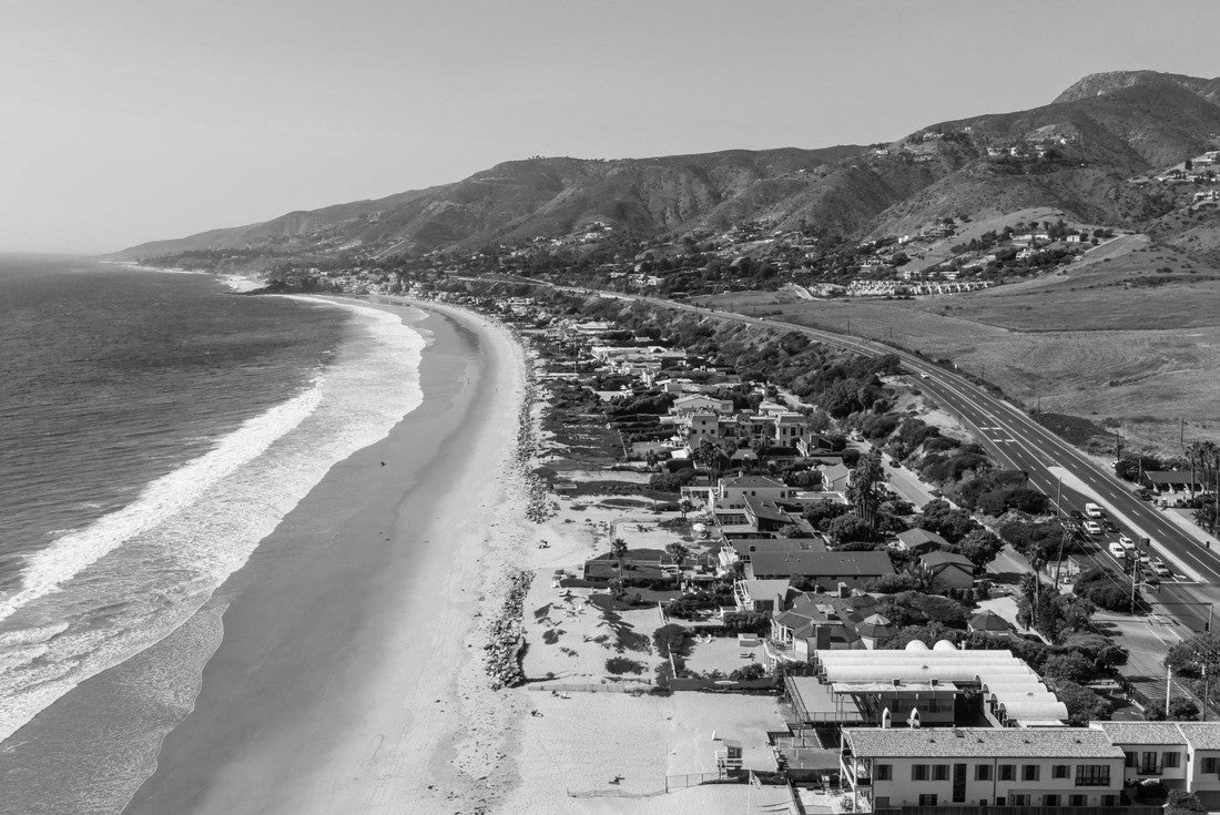 Luxury beachfront properties in Malibu, California, drone view 2000pc PuzzleBlack and White