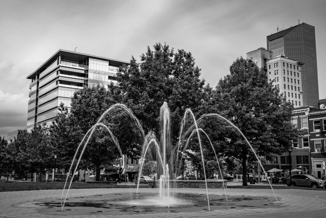 Lexington, Kentucky downtown fountain with the city's financial business district visible in the distance 2000pc PuzzleBlack and White