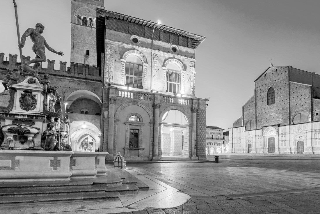 Noah Jigsaw Puzzle Bologna, Italy. Piazza del Nettuno and Piazza Maggiore in Bologna, Italy, landmarks of the historic province of Emilia-Romagna in black white 2000 pieces
