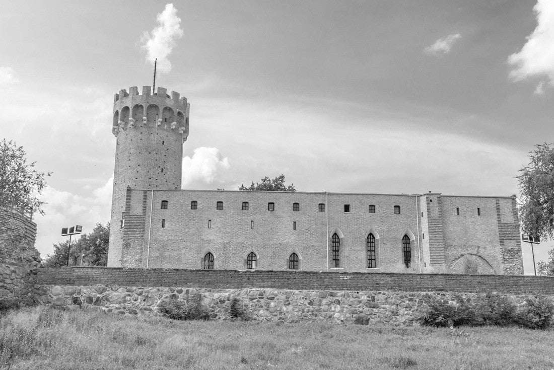 Teutonic Castle in Swiecie (Polish: Zamek krzyzacki w Swieciu) is a partial ruin in Swiecie. The partial ruin is held in place by the banks of the Vistula and Wda rivers 2000pc PuzzleBlack and White