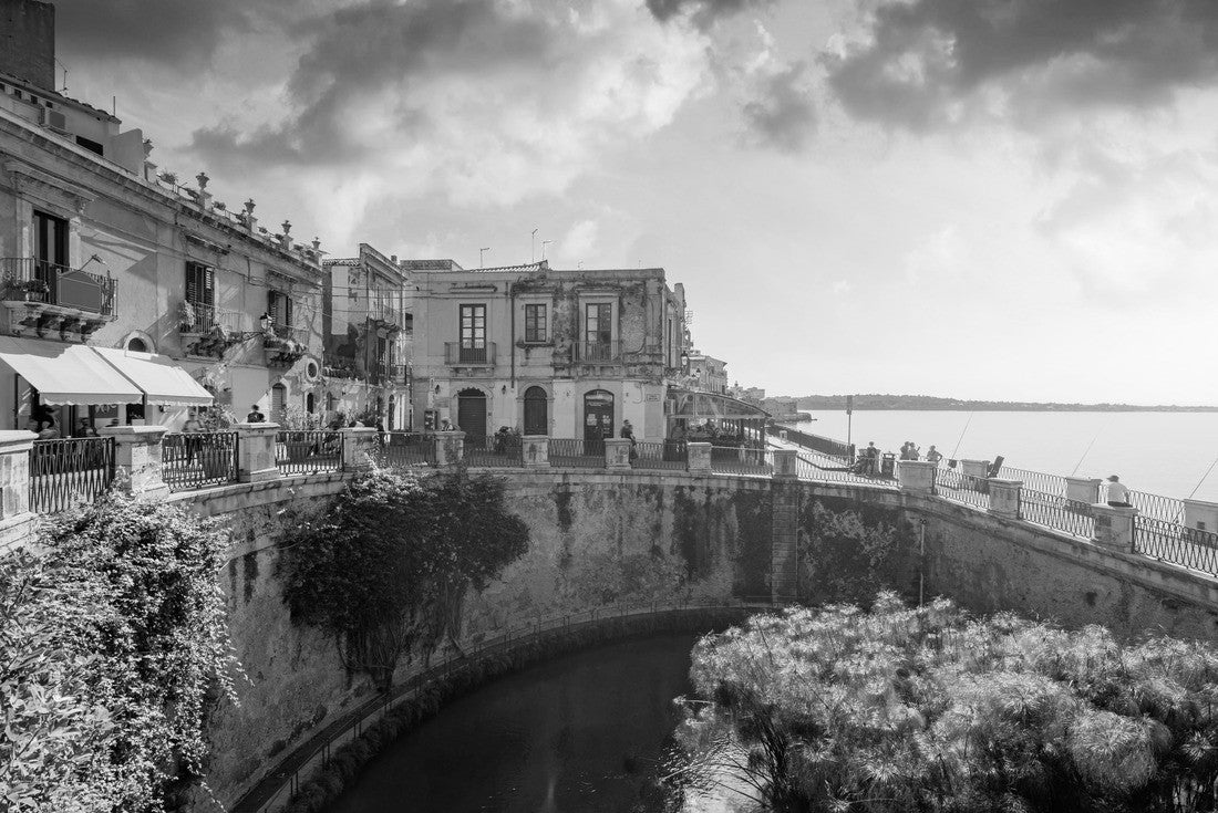 The Fountain of Arethusa and Siracusa (Syrakus) on a sunny summer day. Sicily, Italy 2000pc PuzzleBlack and White