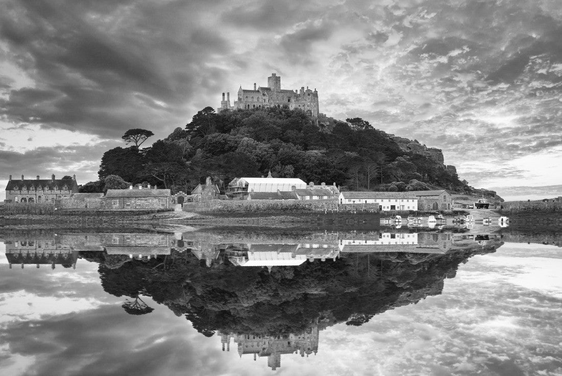 St Michaels Mount at sunrise in Penzance. Cornwall. United Kingdom 2000pc PuzzleBlack and White