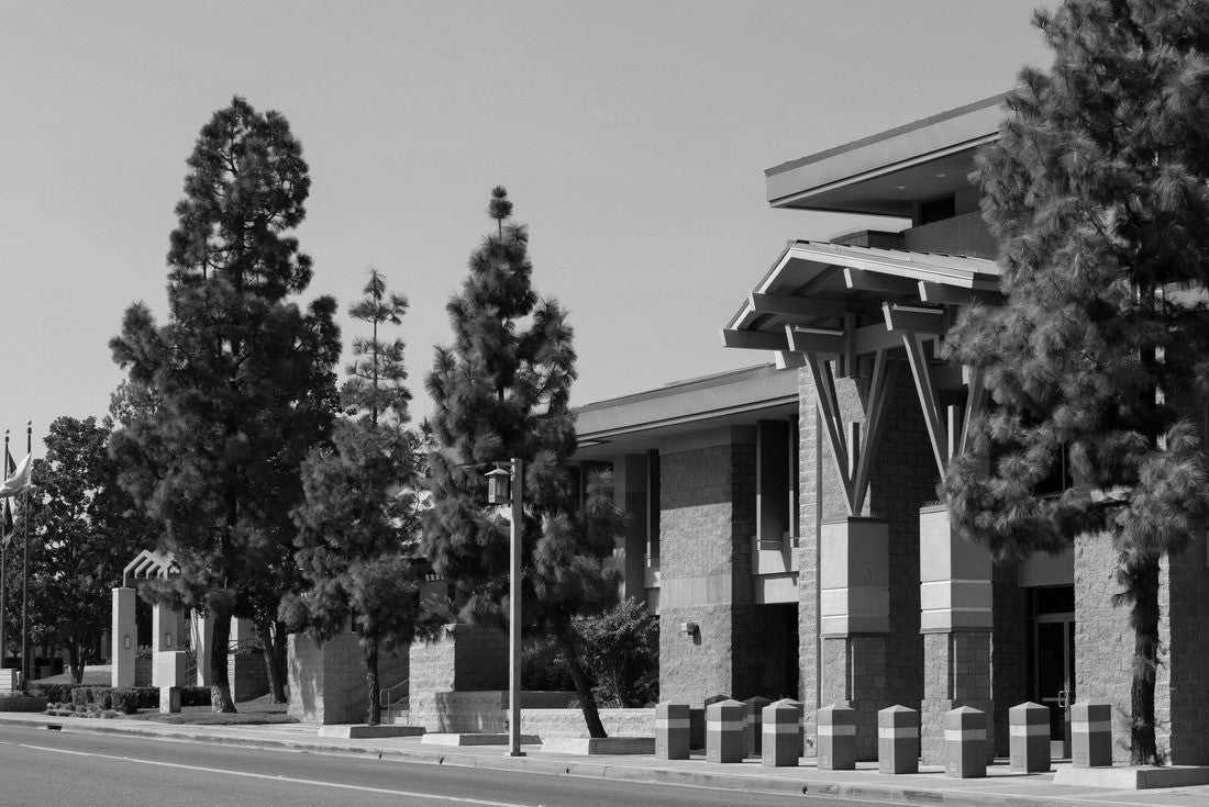 Daytime view of the public Civic Center of Banning, California, USA 2000pc PuzzleBlack and White