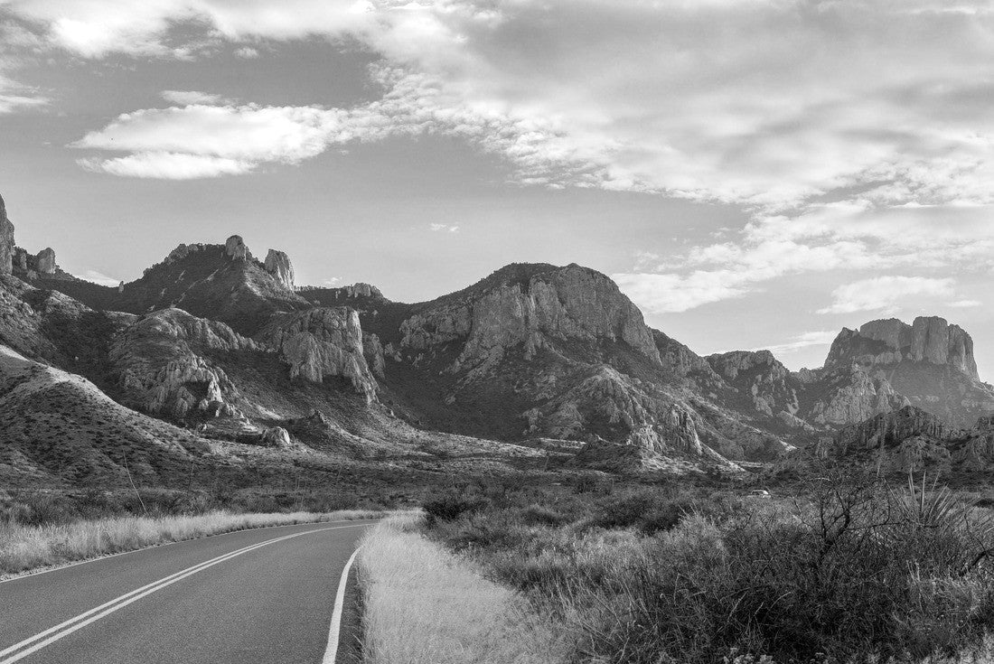 Famous view of the Chisos Mountains in Big Bend NP, USA 2000pc PuzzleBlack and White