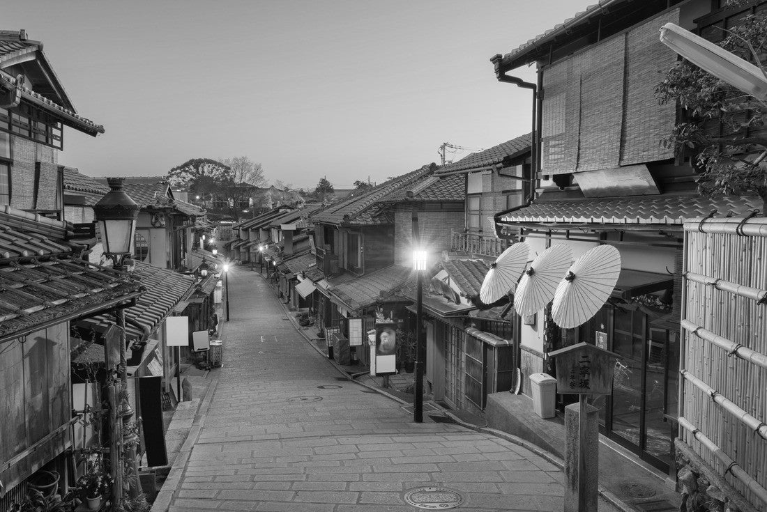 Kyoto, Japan old town streets at twilight in Highashiyama district 2000pc PuzzleBlack and White