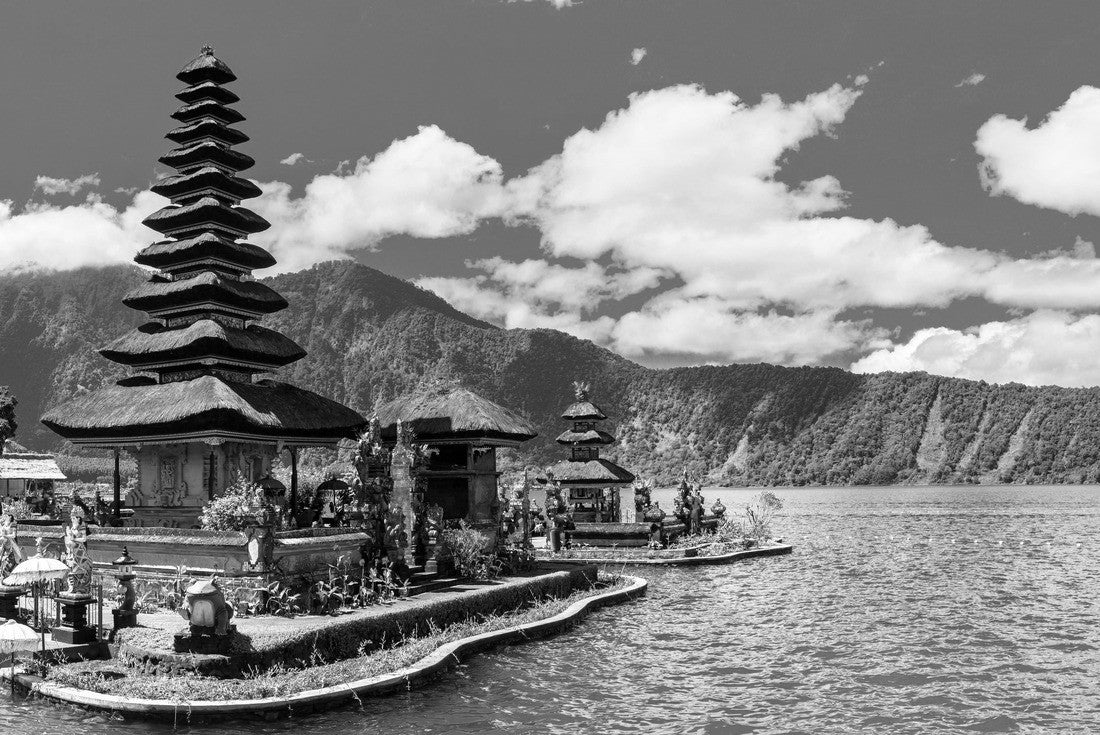 Noah Jigsaw Puzzle Panorama of Pura Ulun Danu Beratan Bedugul temple on a lake in Bali, Indonesia in black white 2000 pieces