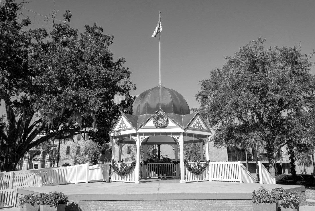 Gazebo - Sunny Historical downtown square in Ocala Florida 2000pc PuzzleBlack and White