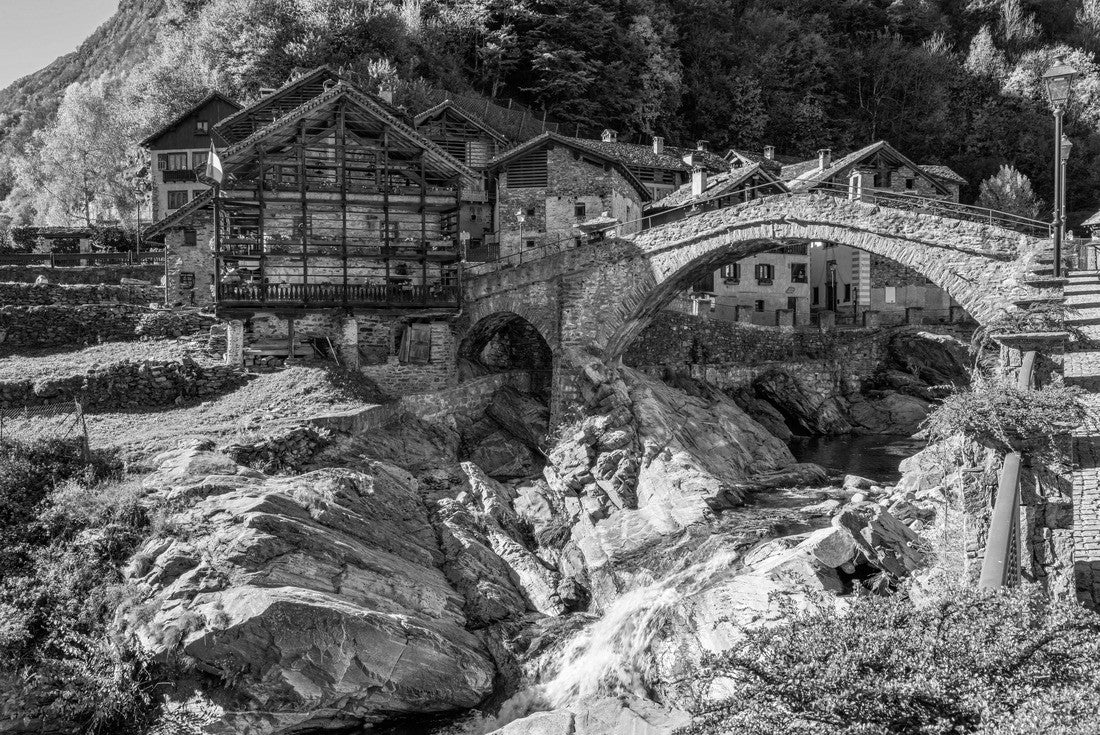 The beautiful village of Rassa, during the fall season, in Valsesia (Sesiatal). Province of Vercelli, Piedmont, Italy 2000pc PuzzleBlack and White