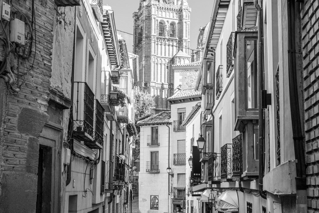 Toledo, Spain alleyway towards Toledo Cathedral in the afternoon 2000pc PuzzleBlack and White