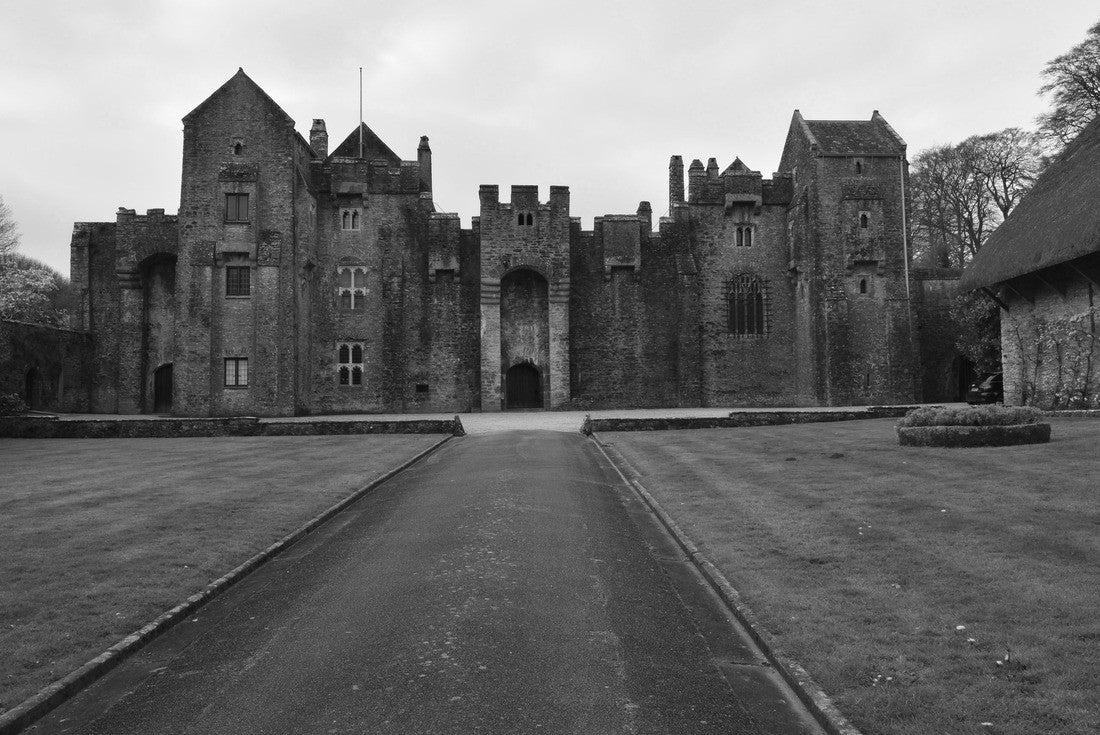 Compton Castle a dramatic fortified Manor House in Devon Valley 2000pc PuzzleBlack and White
