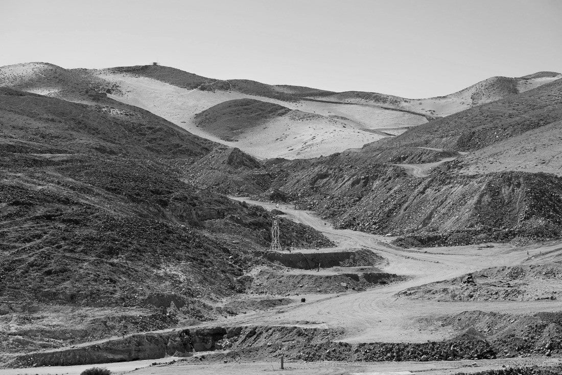 Horizontal view from the viewpoint of the San José Mine, Chile 2000pc PuzzleBlack and White