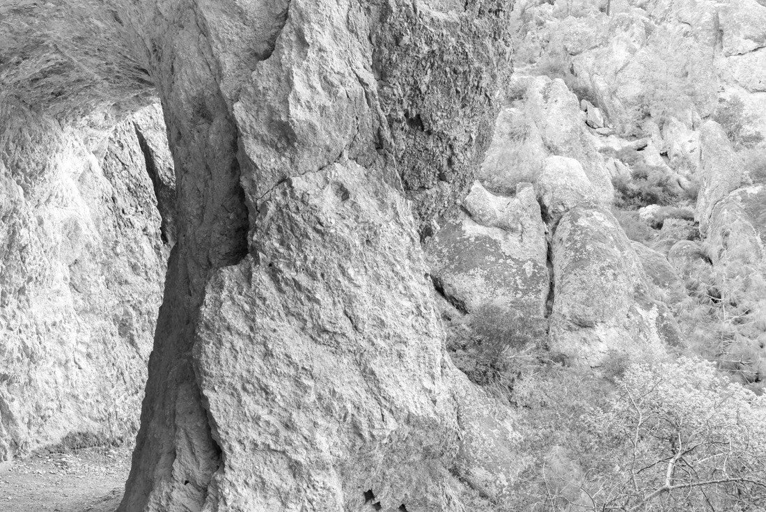 Noah Jigsaw Puzzle Tunnel Rock in High Peaks Trail. Pinnacles National Park, California, USA in black white 2000 pieces