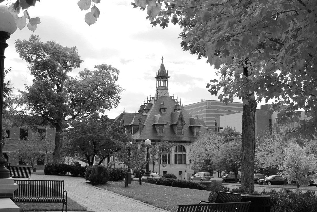 Clarksville, Tennessee Museum 2000pc PuzzleBlack and White