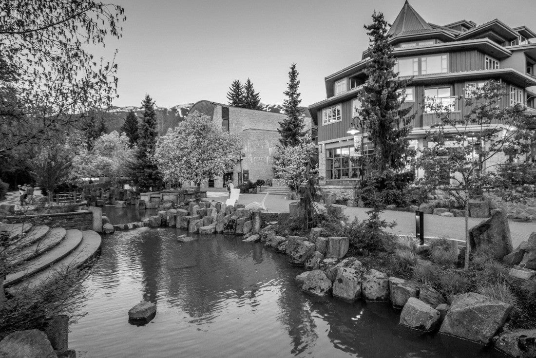 Whistler village in British Columbia, Canada at sunset 2000pc PuzzleBlack and White