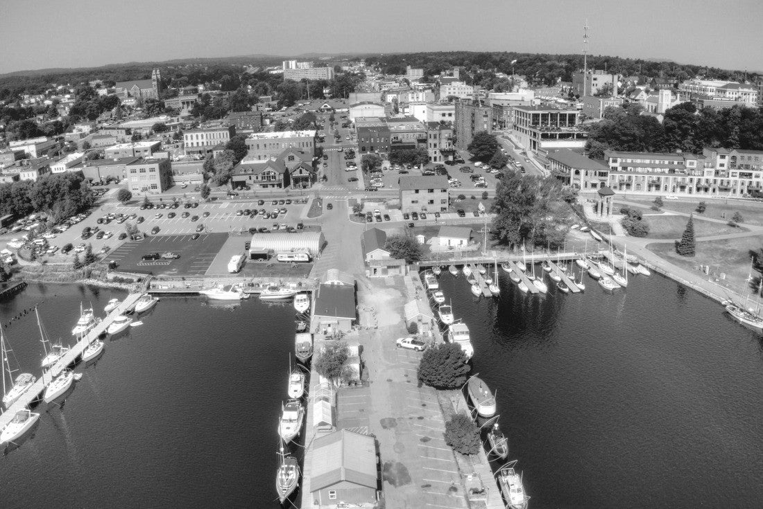 Marquette, Michigan is a port city on the shores of Lake Superior 2000pc PuzzleBlack and White