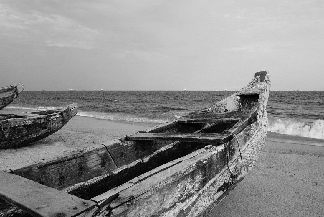Colored fishing boats on the sand at the beach of Lome in Togo 2000pc PuzzleBlack and White