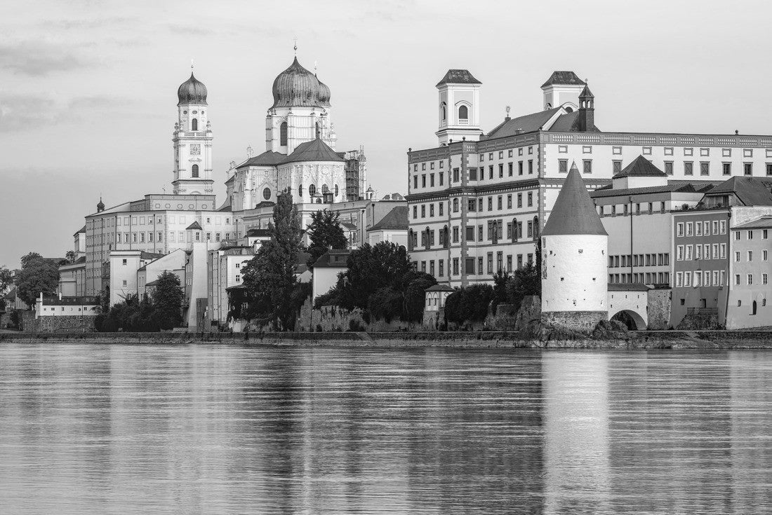 Passau, historic baroque old town, Germany, reflected in the river Inn 2000pc PuzzleBlack and White