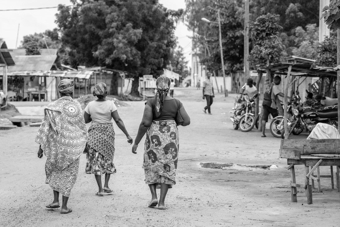 Noah Jigsaw Puzzle Village Togoville in Togo. Women walk in African outfits in the village. Voodoo religion in Togo, West Africa. Markets Togoville and Lomé voodoo in black white 2000 pieces