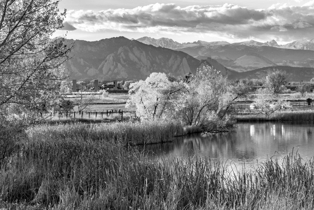 Noah Jigsaw Puzzle The Flatirons and Front Range of the Rocky Mountains Reflected in Stearns Lake in Autumn in Broomfield, Colorado in black white 2000 pieces