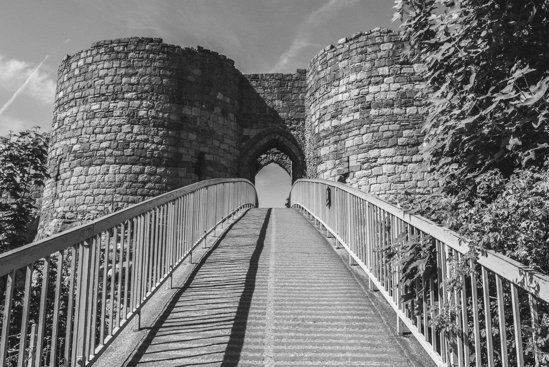 The entrance to Beeston Castle 2000pc PuzzleBlack and White