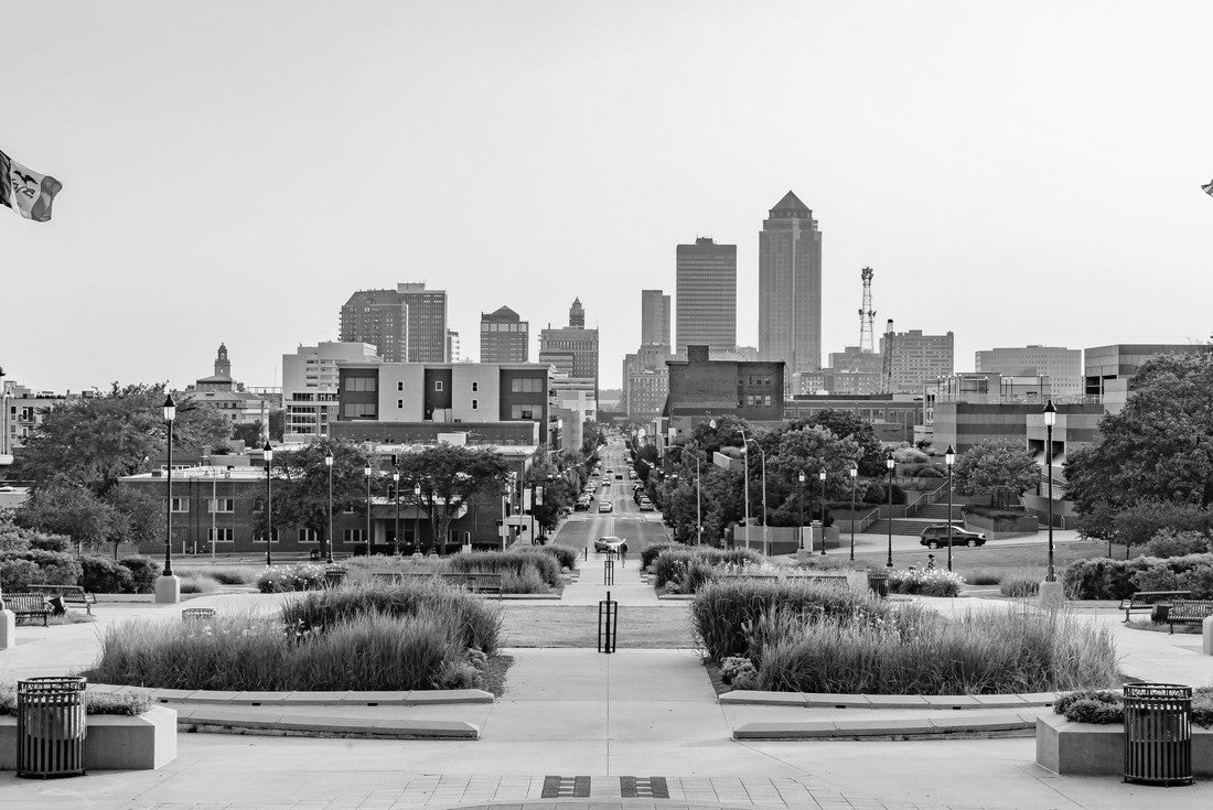 Des Moines, Iowa skyline from the state capital at sunset 2000pc PuzzleBlack and White