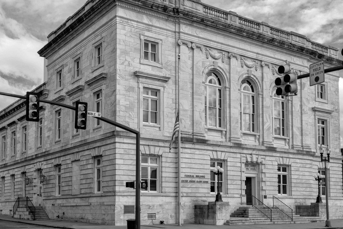 Federal Building in Anniston, Alabama 2000pc PuzzleBlack and White