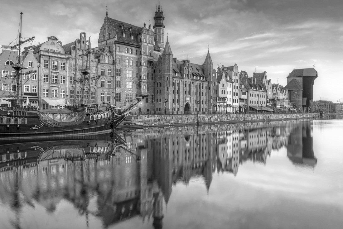The beautiful old town of Gdansk reflected in the Motlawa River at sunrise, Poland 2000pc PuzzleBlack and White