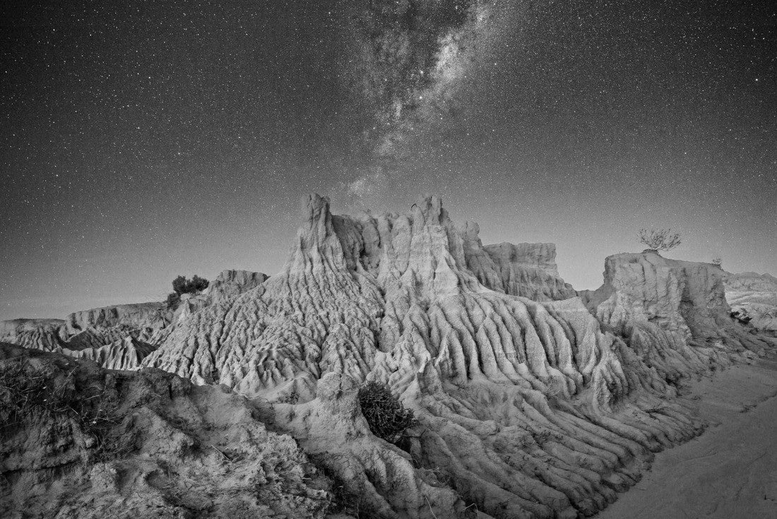 Starry skies over desert landscape in remote outback Australia 2000pc PuzzleBlack and White