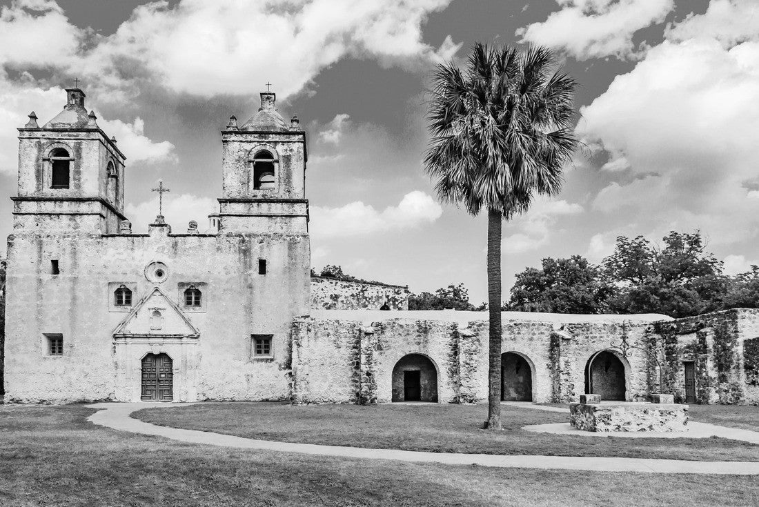 San Antonio, Texas: Mission Concepcion church, part of the San Antonio National Historical Park 2000pc PuzzleBlack and White