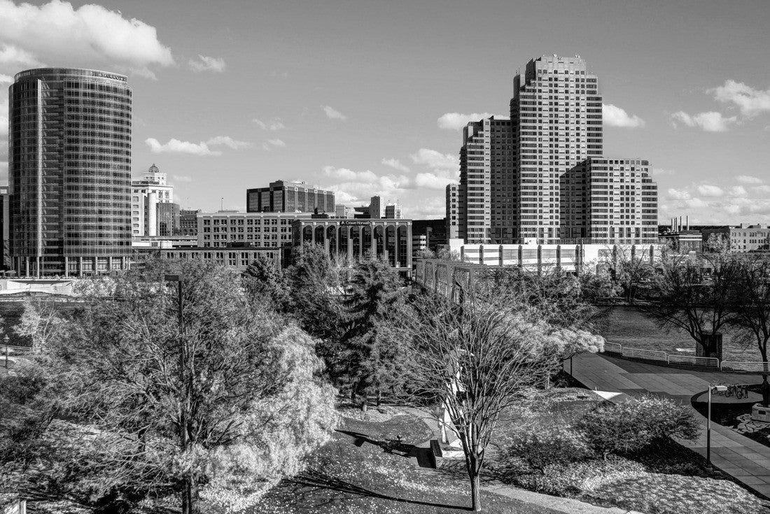 Downtown Grand Rapids Michigan in the fall 2000pc PuzzleBlack and White