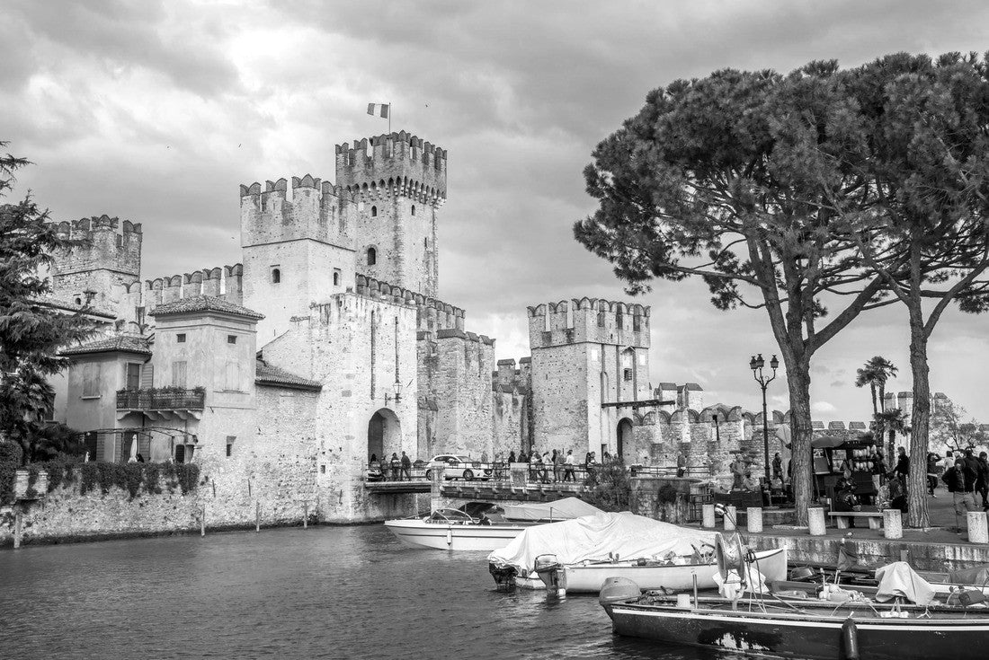 Noah Jigsaw Puzzle Castle of Limone Sul Garda, Lake Garda, Italy in black white 2000 pieces