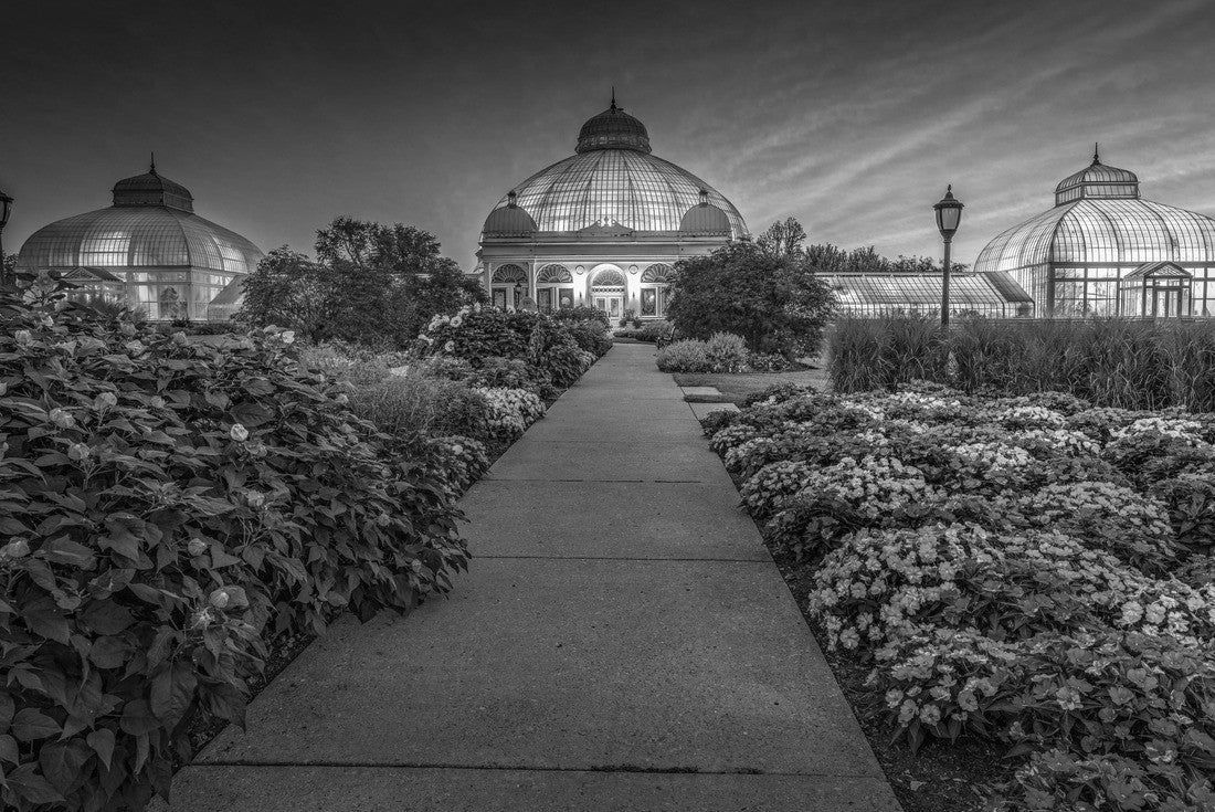 Buffalo and Erie County Botanical Gardens. The Buffalo and Erie County Botanical Gardens are botanical gardens located within South Park in Buffalo, New York, United States 2000pc PuzzleBlack and White