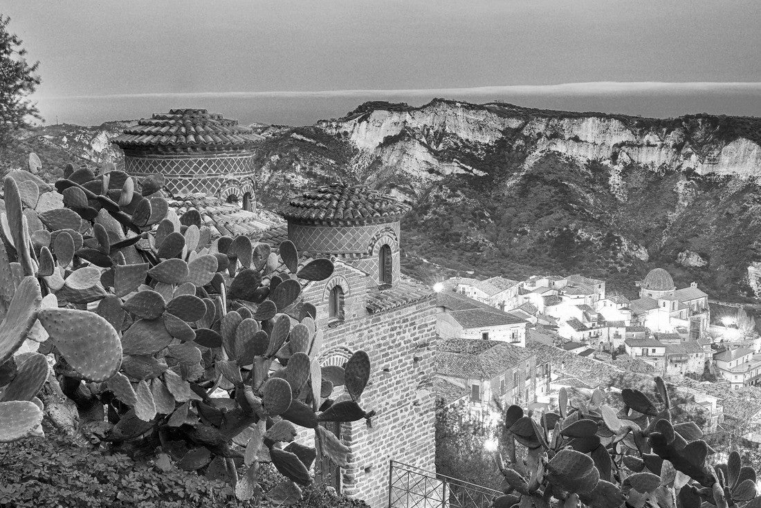 Sunset over old famous medieval village Stilo in Calabria. View on church and city. Southern Italy 2000pc PuzzleBlack and White