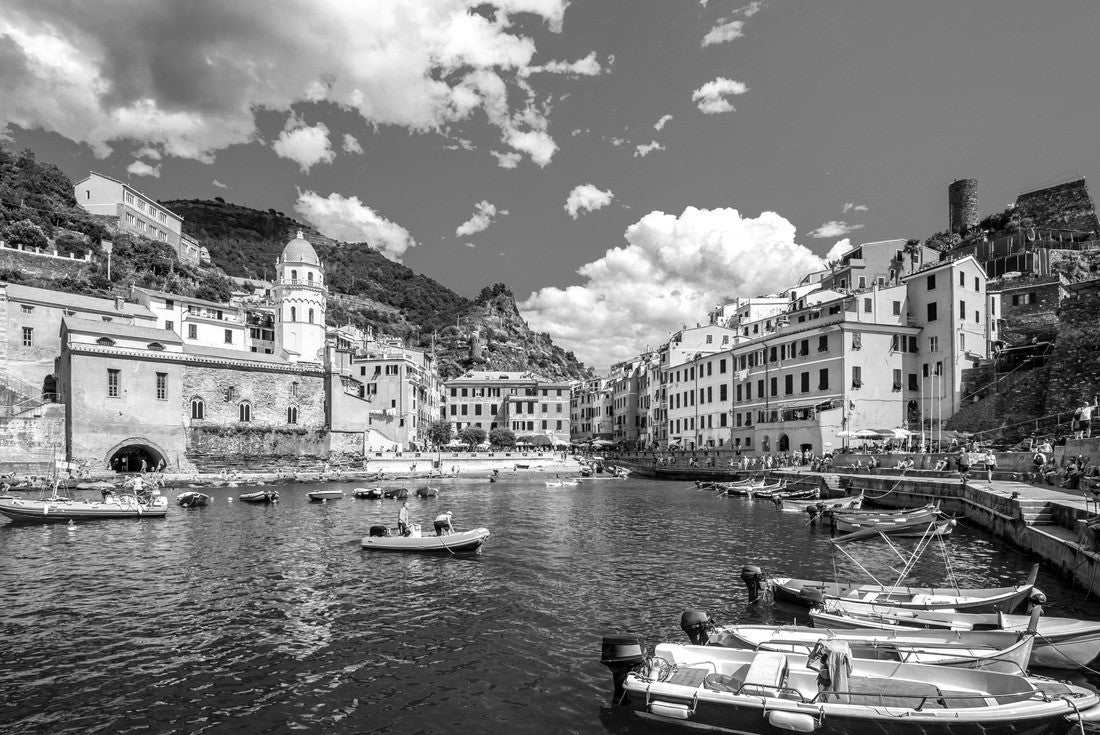 Vernazza in Cinque Terre, Italy 2000pc PuzzleBlack and White