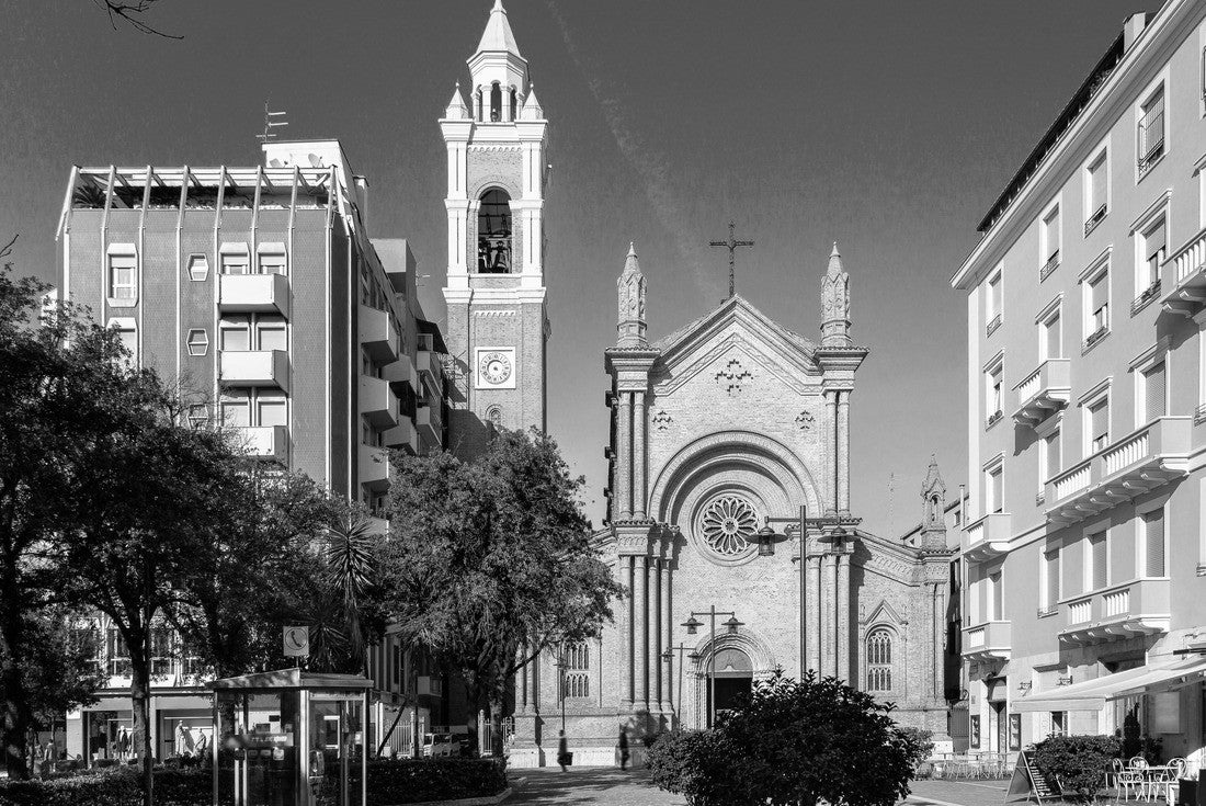 Church Of The Sacred Heart of Jesus in Pescara city, Abruzzo region, Italy 2000pc PuzzleBlack and White