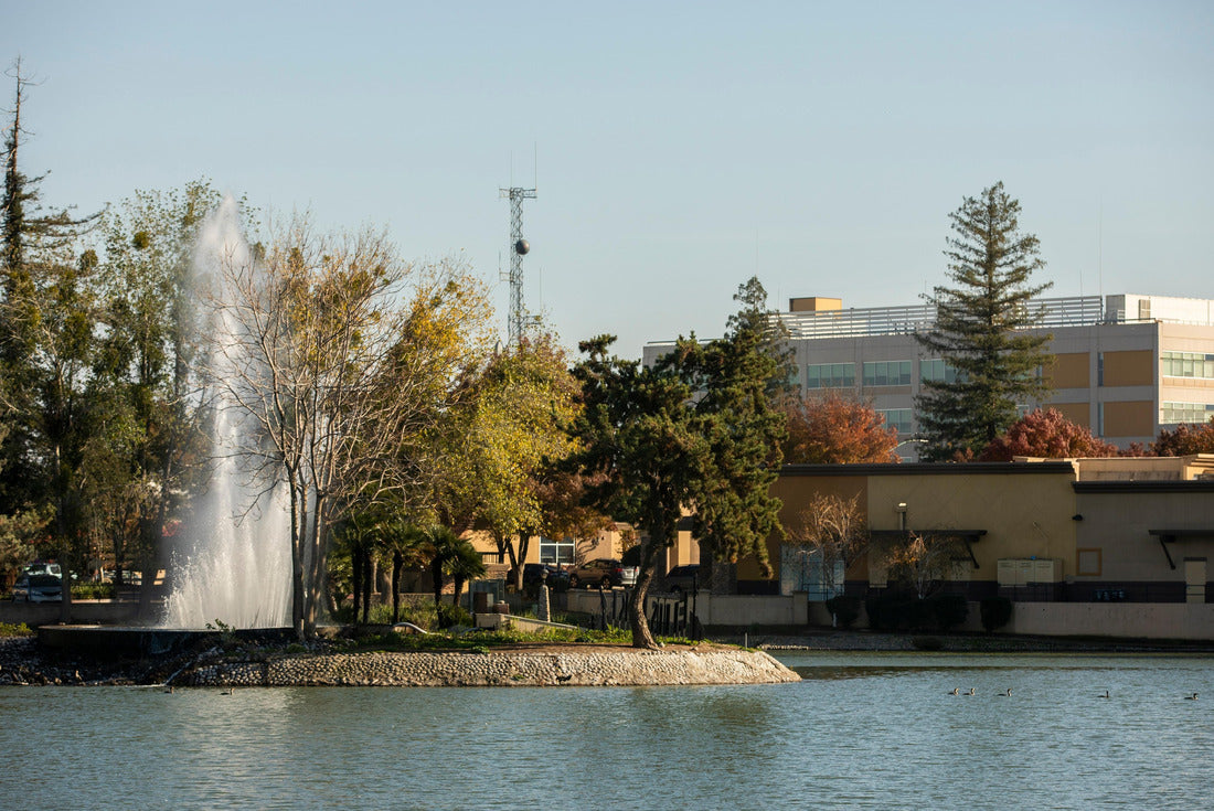 Afternoon view of a lake and downtown Marysville, California, USA 2000pc Puzzle