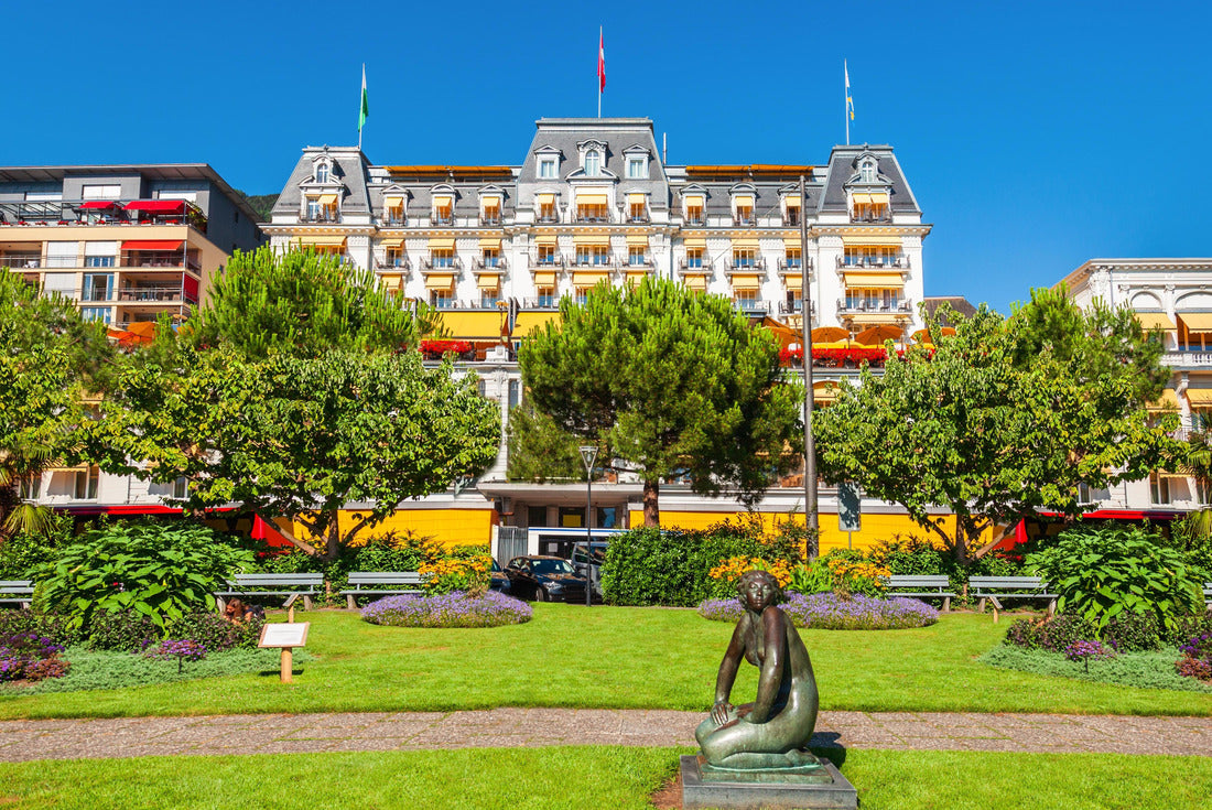 Public park in Montreux. Montreux is a town on the shore of Lake Geneva at the foot of the Alps in Switzerland. 2000pc Puzzle