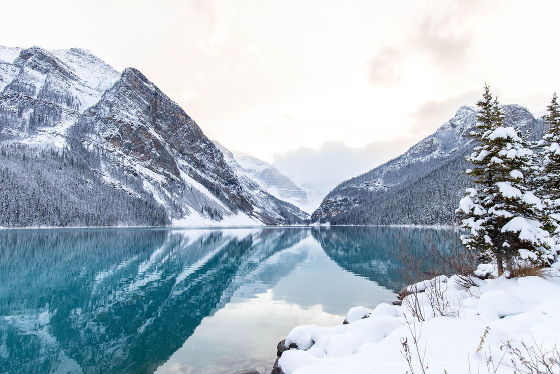 The beautiful view of Lake Louise in winter. Banff National Park, Alberta, Canada 2000pc Puzzle