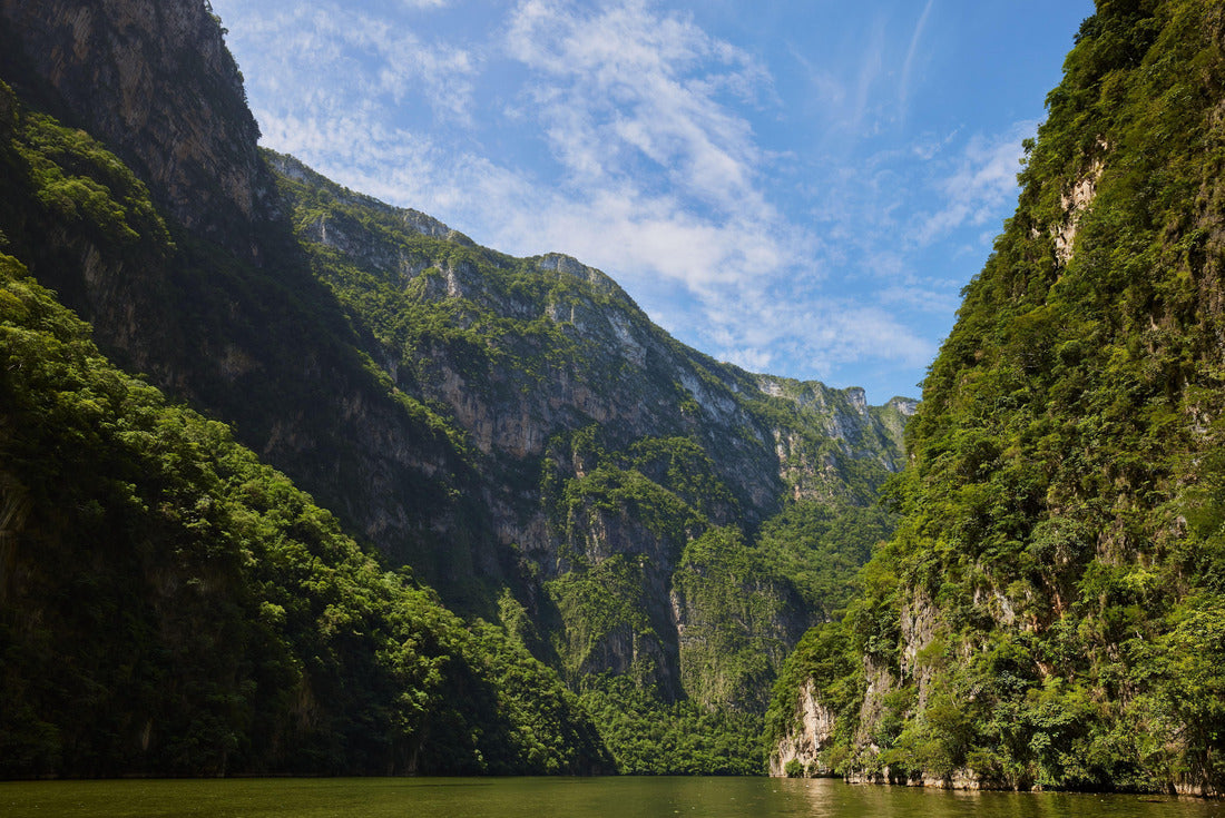A natural view of the Sumidero Canyon and river in Chiapas, Mexico 2000pc Puzzle