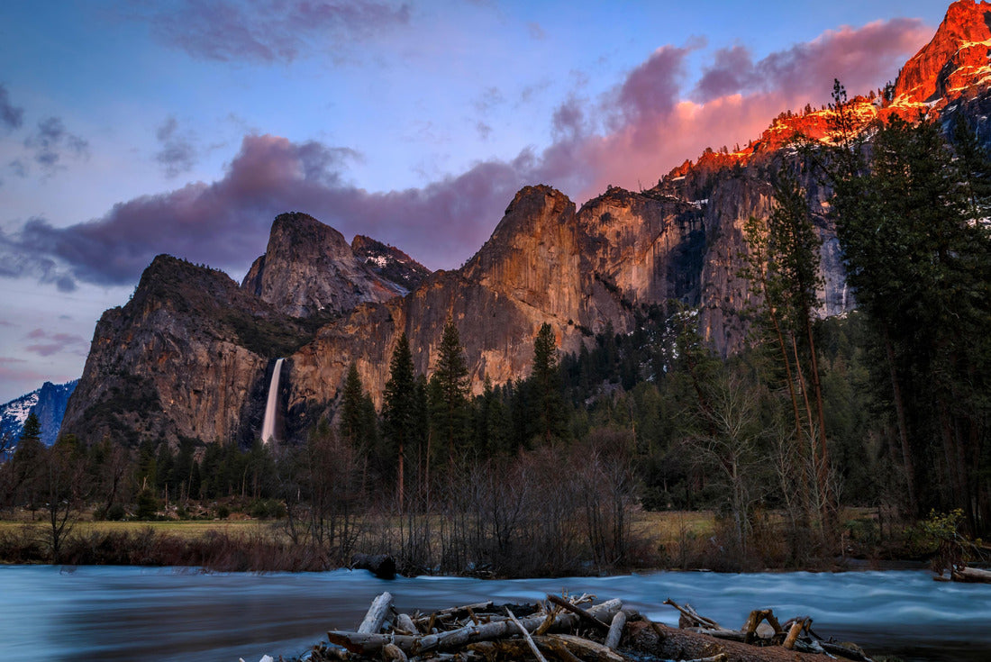 Sunset over the famous Yosemite Valley in Yosemite National Park, Sierra Nevada mountains in California, USA 2000pc Puzzle