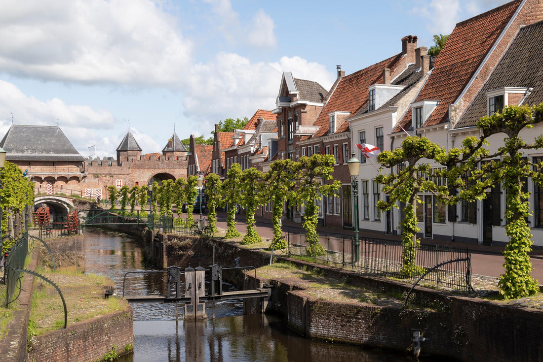 Historical medieval city center with view of the Koppelpoort in Amersfoort 2000pc Puzzle