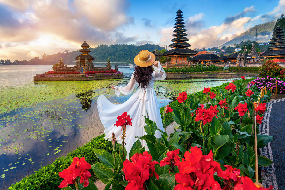 Tourist visiting at Pura ulun danu bratan temple in Bali, Indonesia 2000pc Puzzle