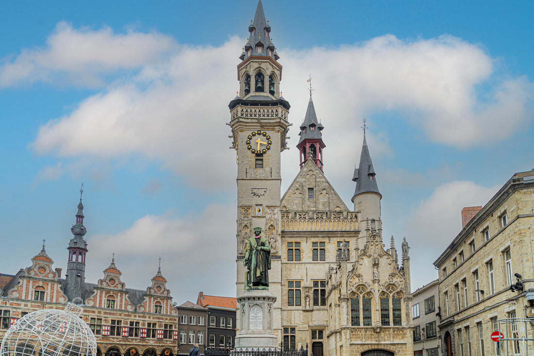 The market square of the city of Aalst with blue sky 2000pc Puzzle