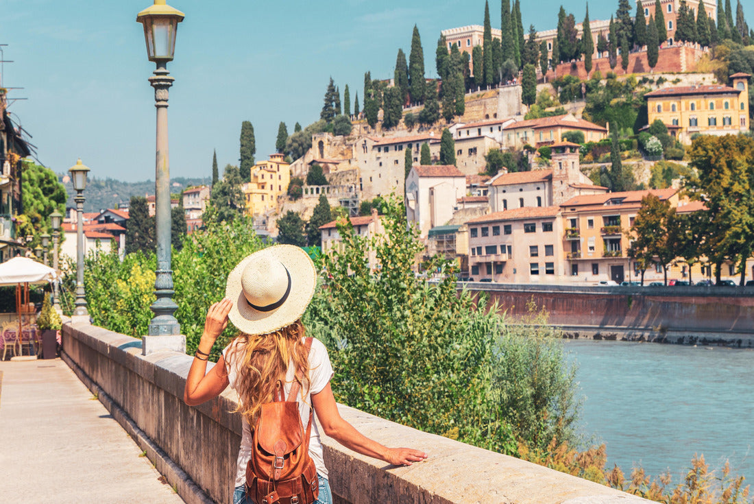 Noah Jigsaw Puzzle Verona, Italy - Wanderer looking at the city's landscape 2000 pieces