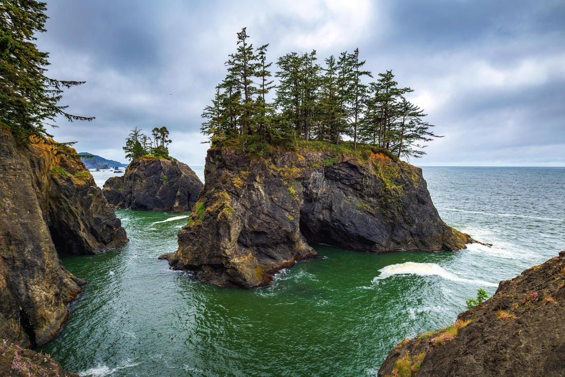 Samuel H. Boardman State Scenic Corridor in Oregon, USA. Majestic sea stacks and dense forests dominate the landscape at Samuel H. Boardman State Park, offering a glimpse into Oregon's natural beauty 2000pc Puzzle