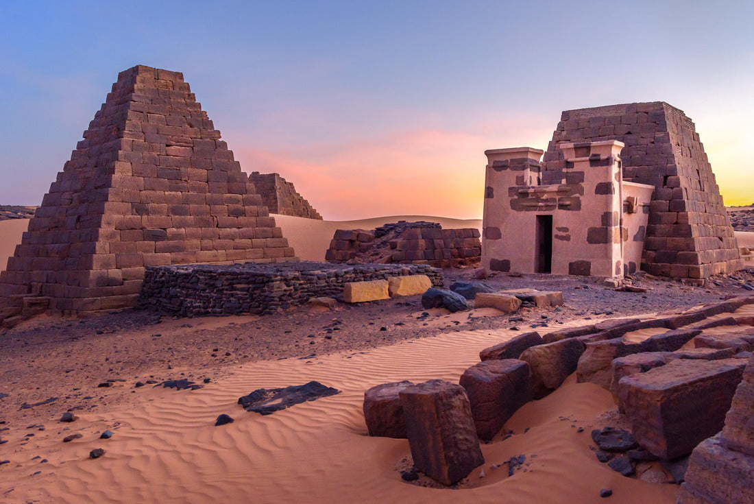 Pyramids of Meroe, Sudan. Meroë is an ancient pyramid city in the desert, on the eastern bank of the Nile near Shendi, Sudan, about 200 km northeast of Khartoum in the desert 2000pc Puzzle