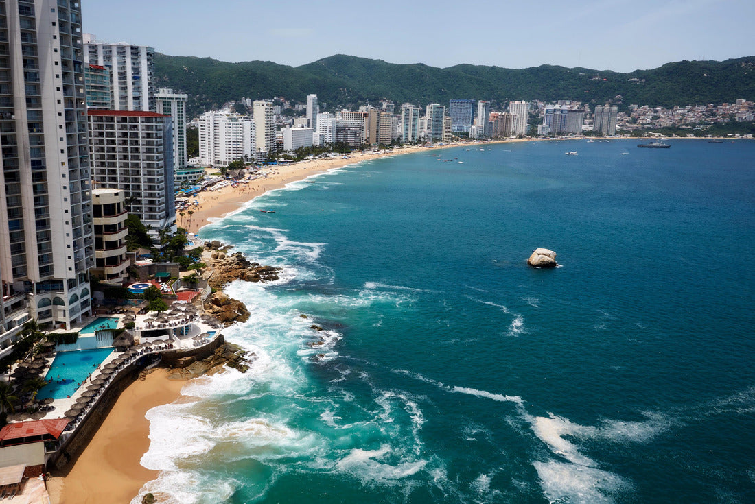 Noah Jigsaw Puzzle Acapulco Bay with its characteristic hotel line in front of a small beach with a beautiful blue ocean on a sunny summer day 2000 pieces