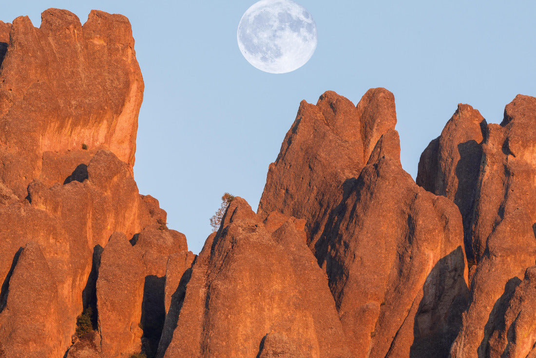 Full moon rising over High Peaks. Pinnacles National Park, California, USA 2000pc Puzzle