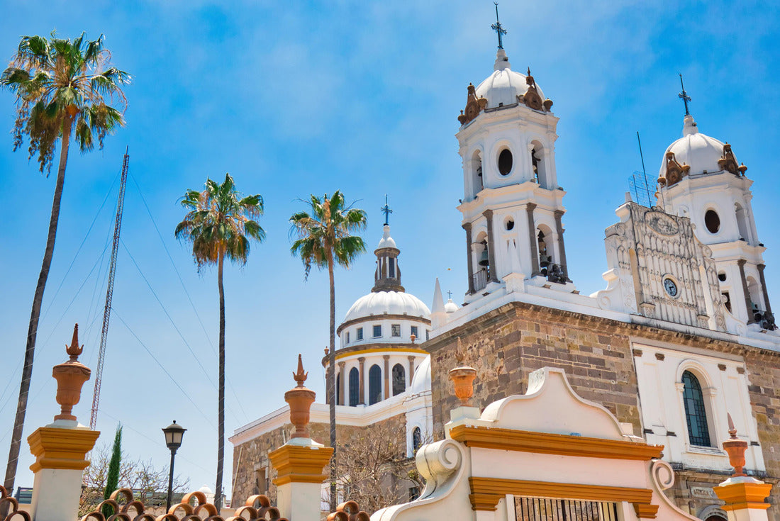 Tlaquepaque picturesque churches during high season 2000pc Puzzle