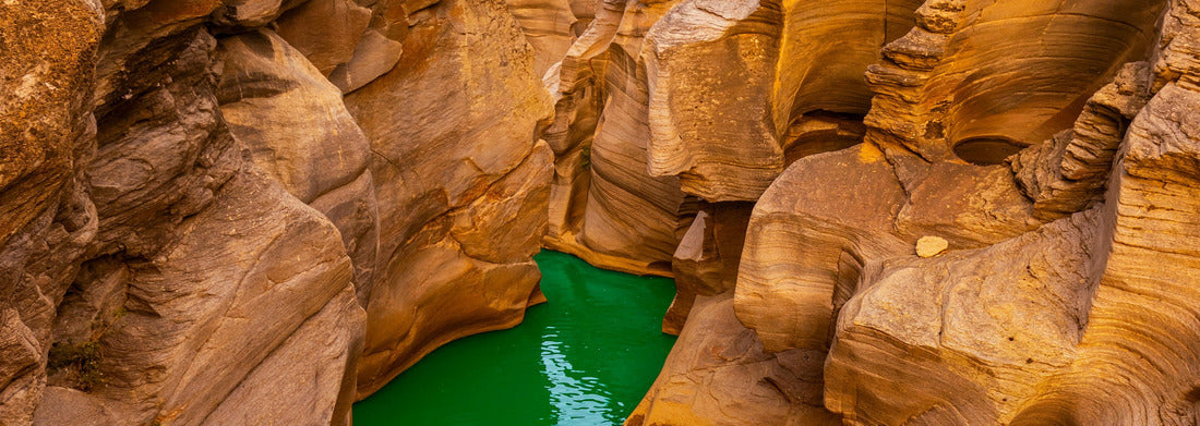 Noah Jigsaw Puzzle the river flowing through the valley of huge red rocks. Canyon view at sunset. extraordinary natural scenery. Nature landscape in the canyon. View of the stream flowing from the valley panorama 1000 pieces